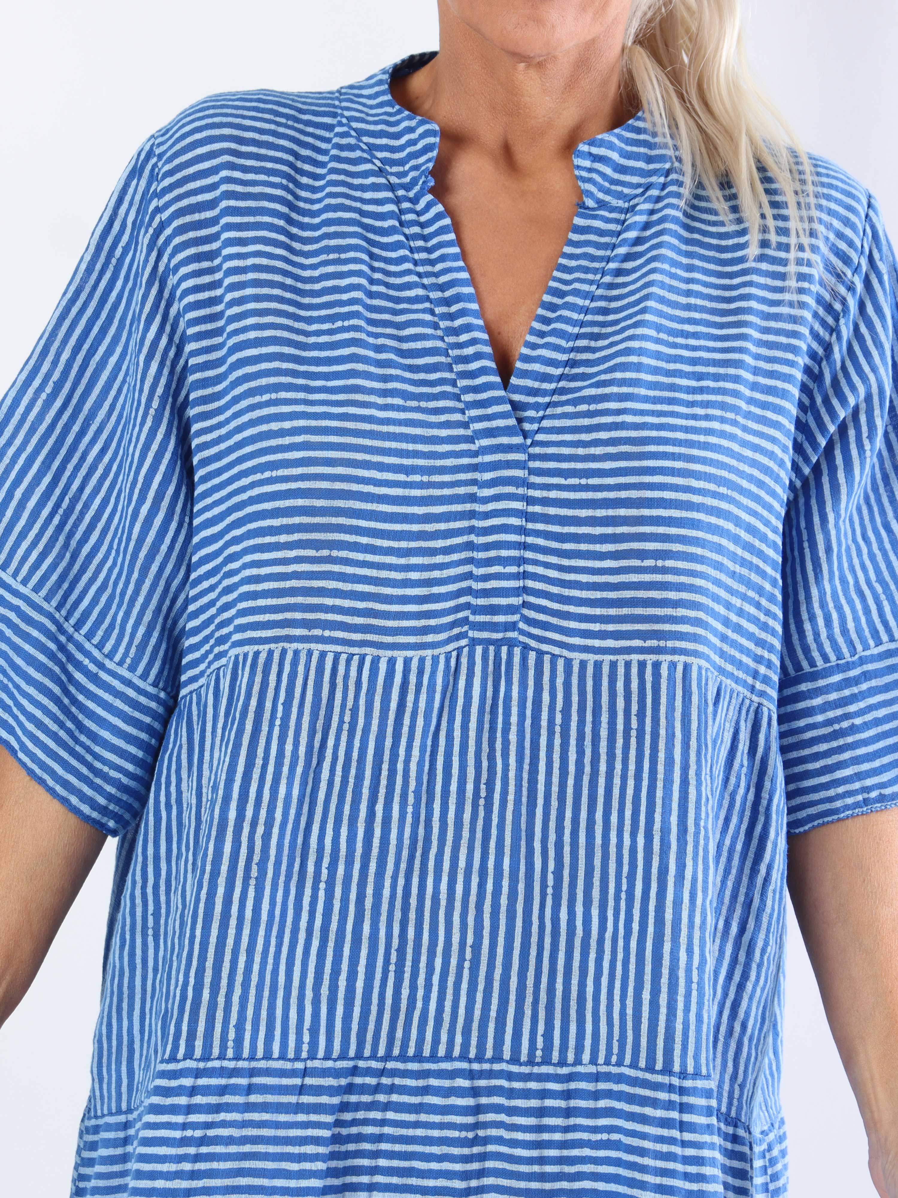 Jenni - Söt randig bomullsklänning i plus size i linne-liknande tyg